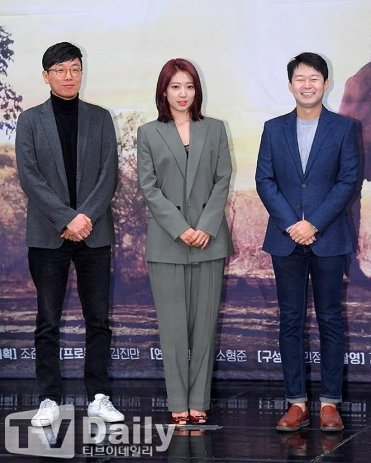 Park Shin Hye mặc suit xám oversized che giấu thân hình tăng cân mũm mĩm Ảnh 5