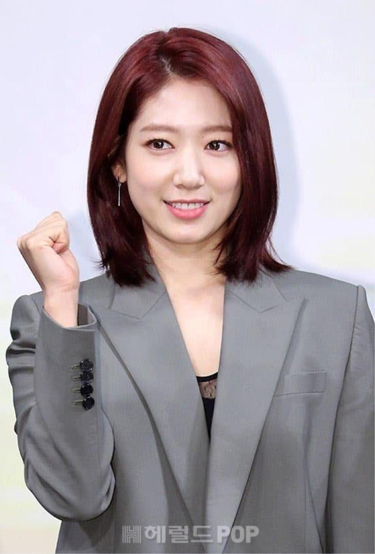 Park Shin Hye mặc suit xám oversized che giấu thân hình tăng cân mũm mĩm Ảnh 1