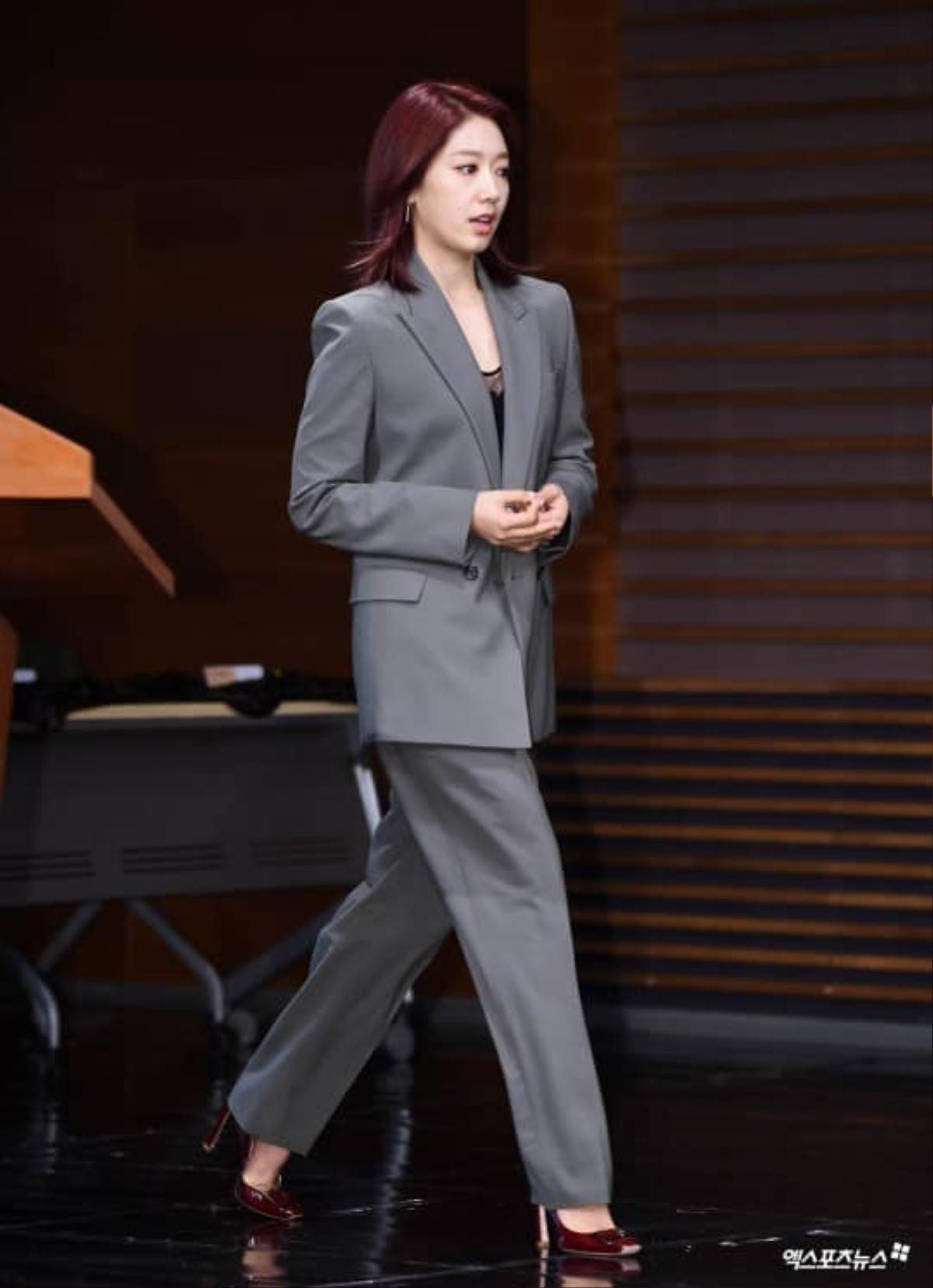 Park Shin Hye mặc suit xám oversized che giấu thân hình tăng cân mũm mĩm Ảnh 2