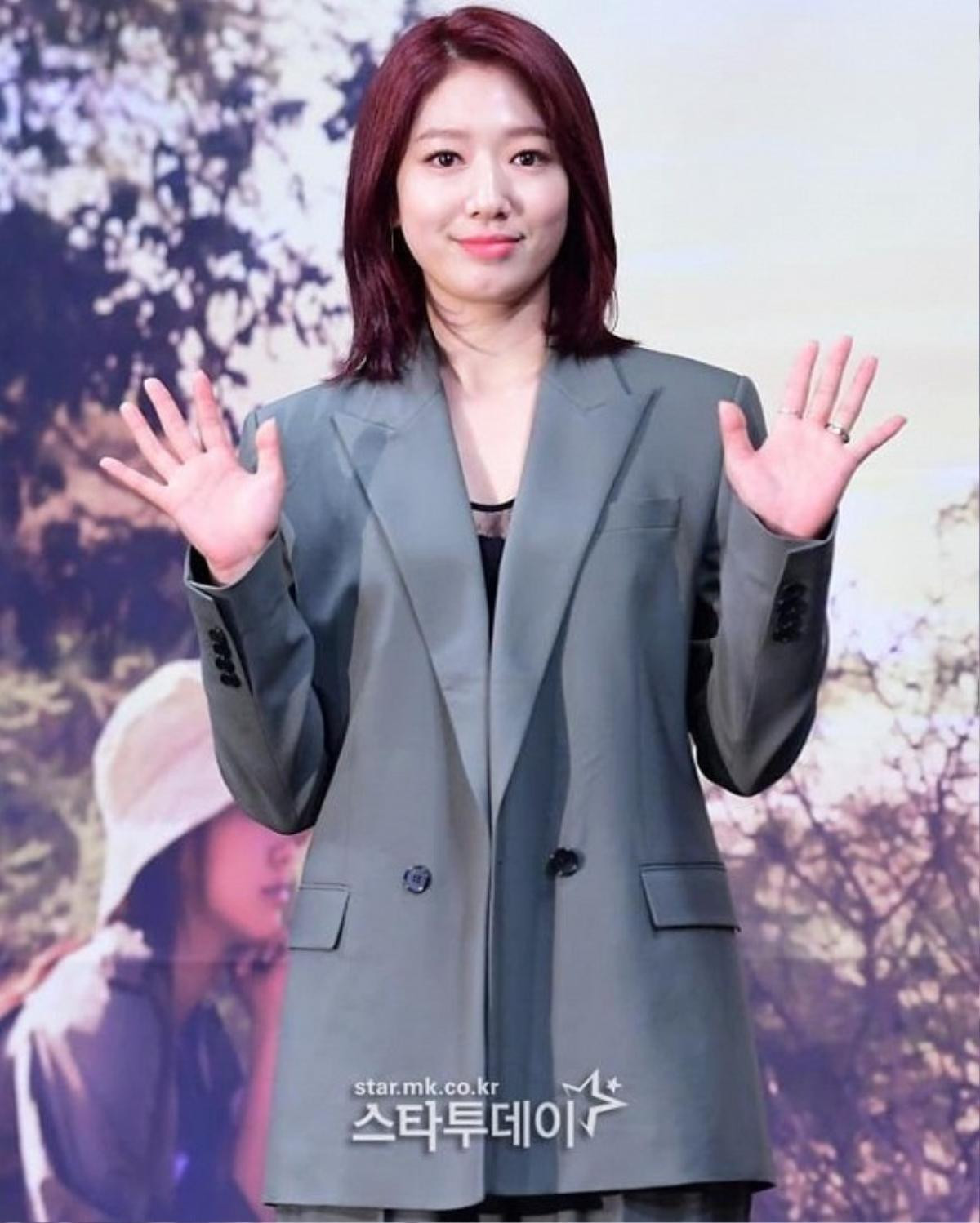 Park Shin Hye mặc suit xám oversized che giấu thân hình tăng cân mũm mĩm Ảnh 3