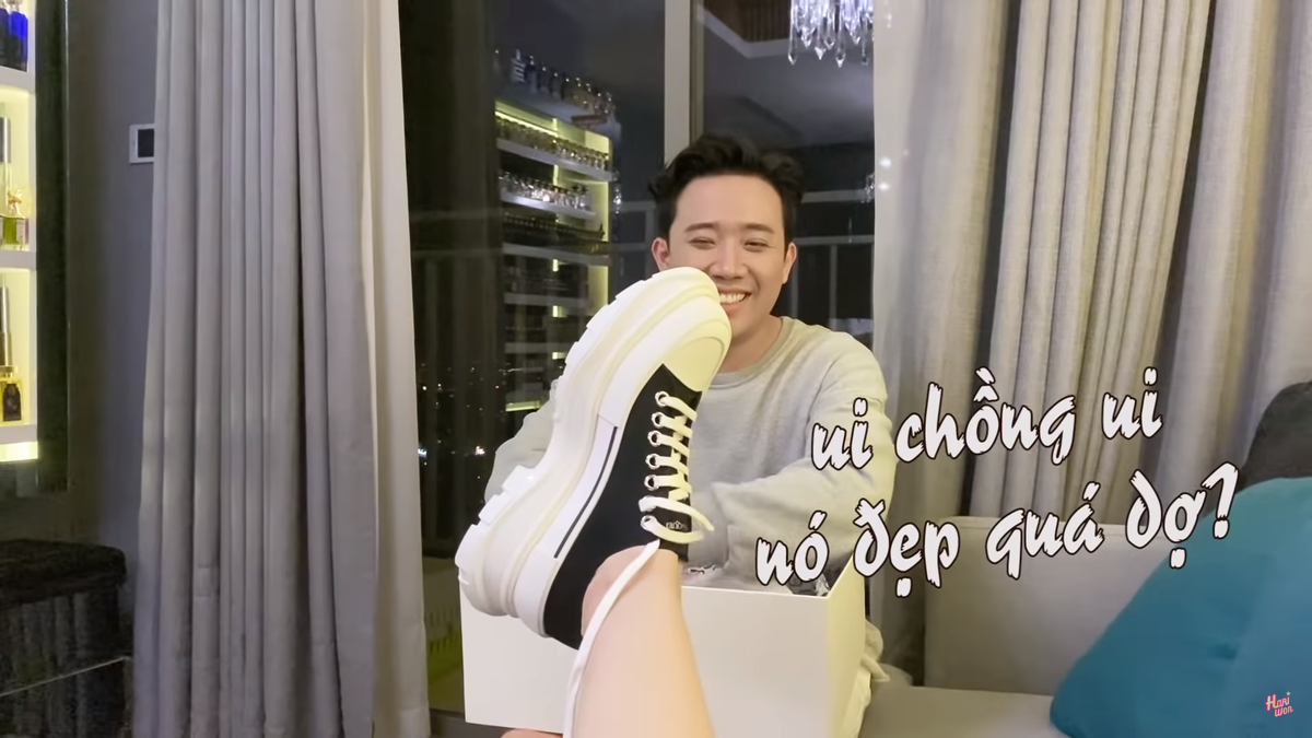 Hari Won ngậm ngùi nhìn Trấn Thành đập hộp đôi sneakers đế khủng giá 16 triệu do bạn tặng Ảnh 4