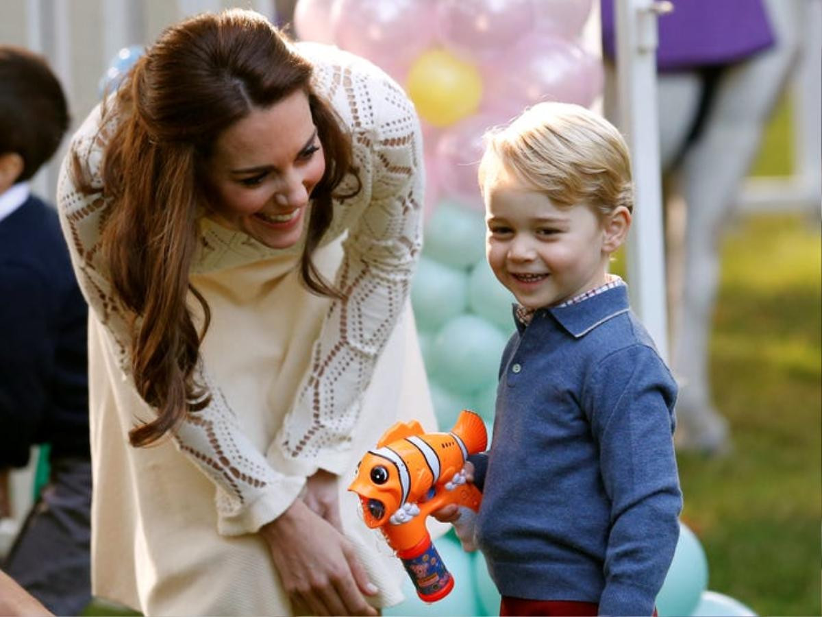 15 bức ảnh chứng minh Kate Middleton là một bà mẹ ân cần và chu đáo Ảnh 2