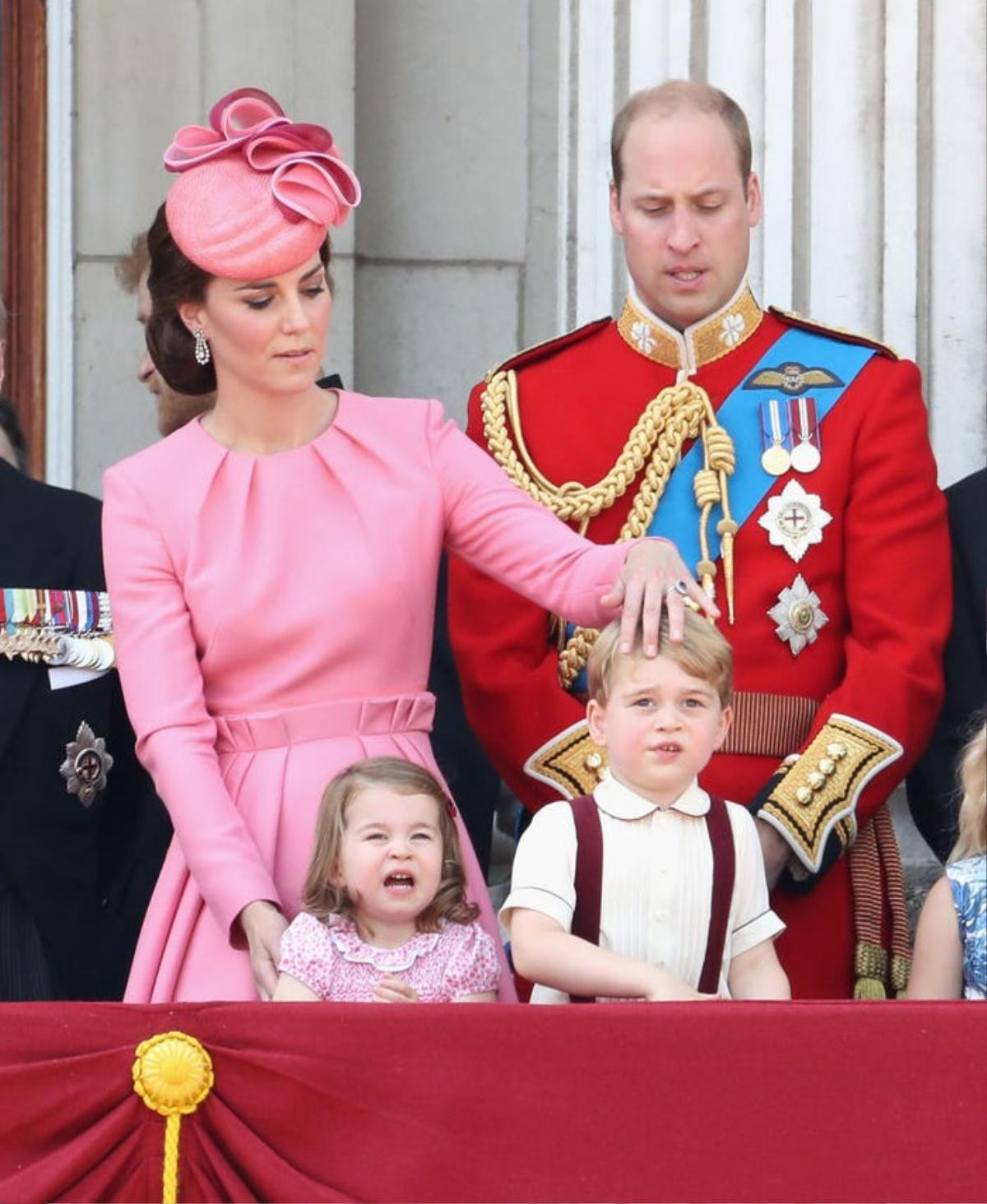 15 bức ảnh chứng minh Kate Middleton là một bà mẹ ân cần và chu đáo Ảnh 4