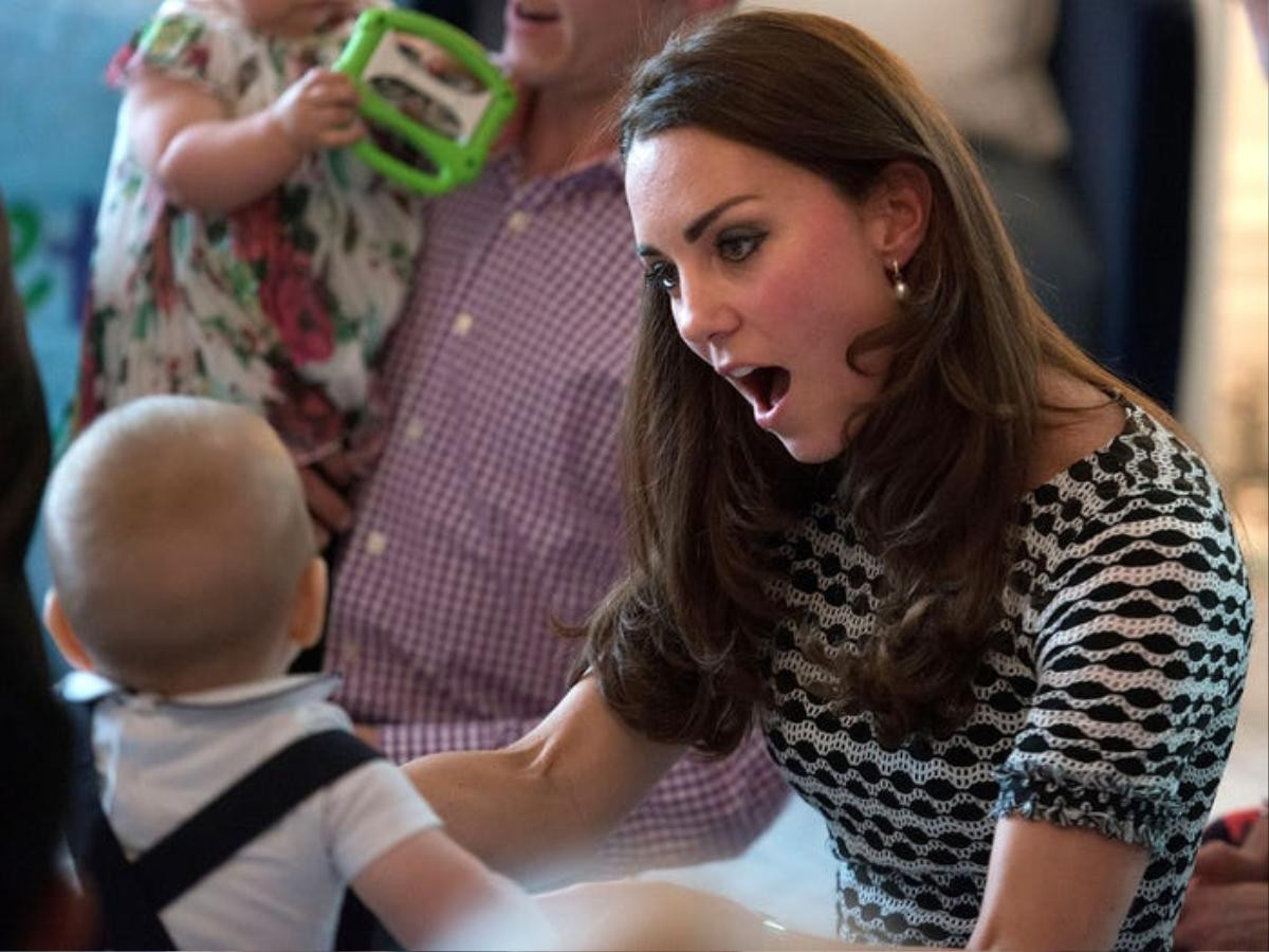 15 bức ảnh chứng minh Kate Middleton là một bà mẹ ân cần và chu đáo Ảnh 1