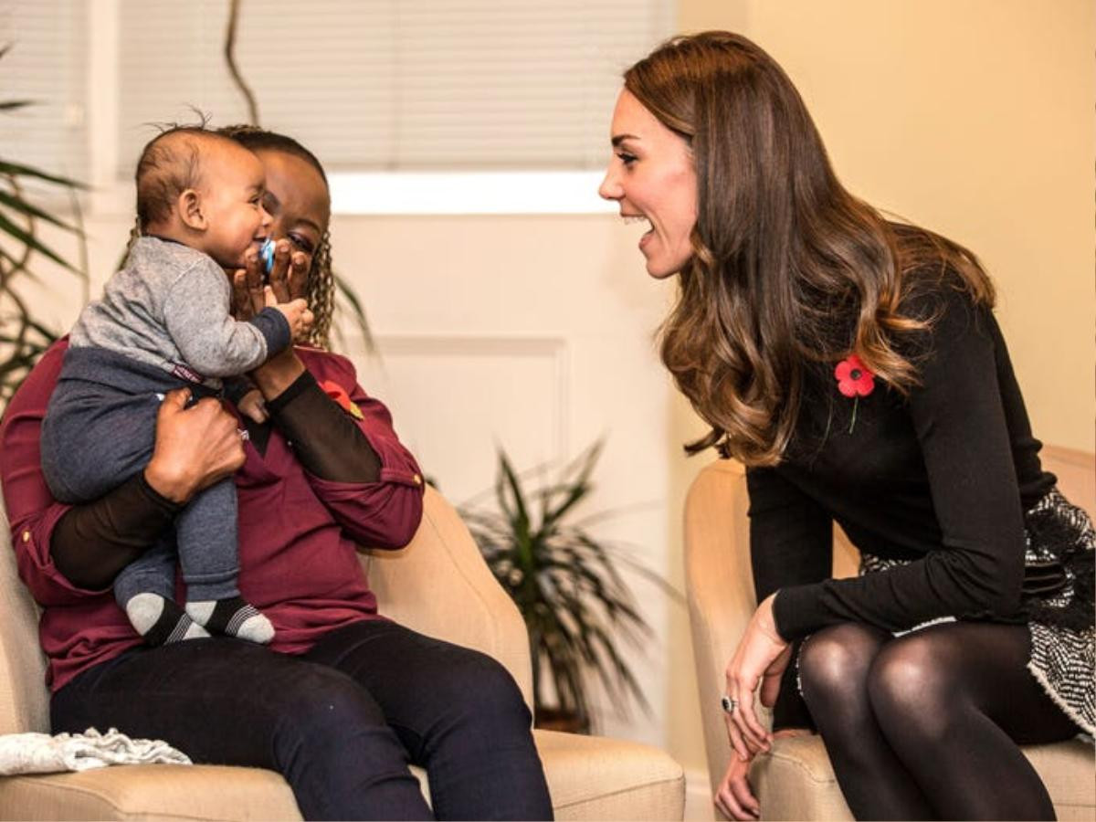 15 bức ảnh chứng minh Kate Middleton là một bà mẹ ân cần và chu đáo Ảnh 8