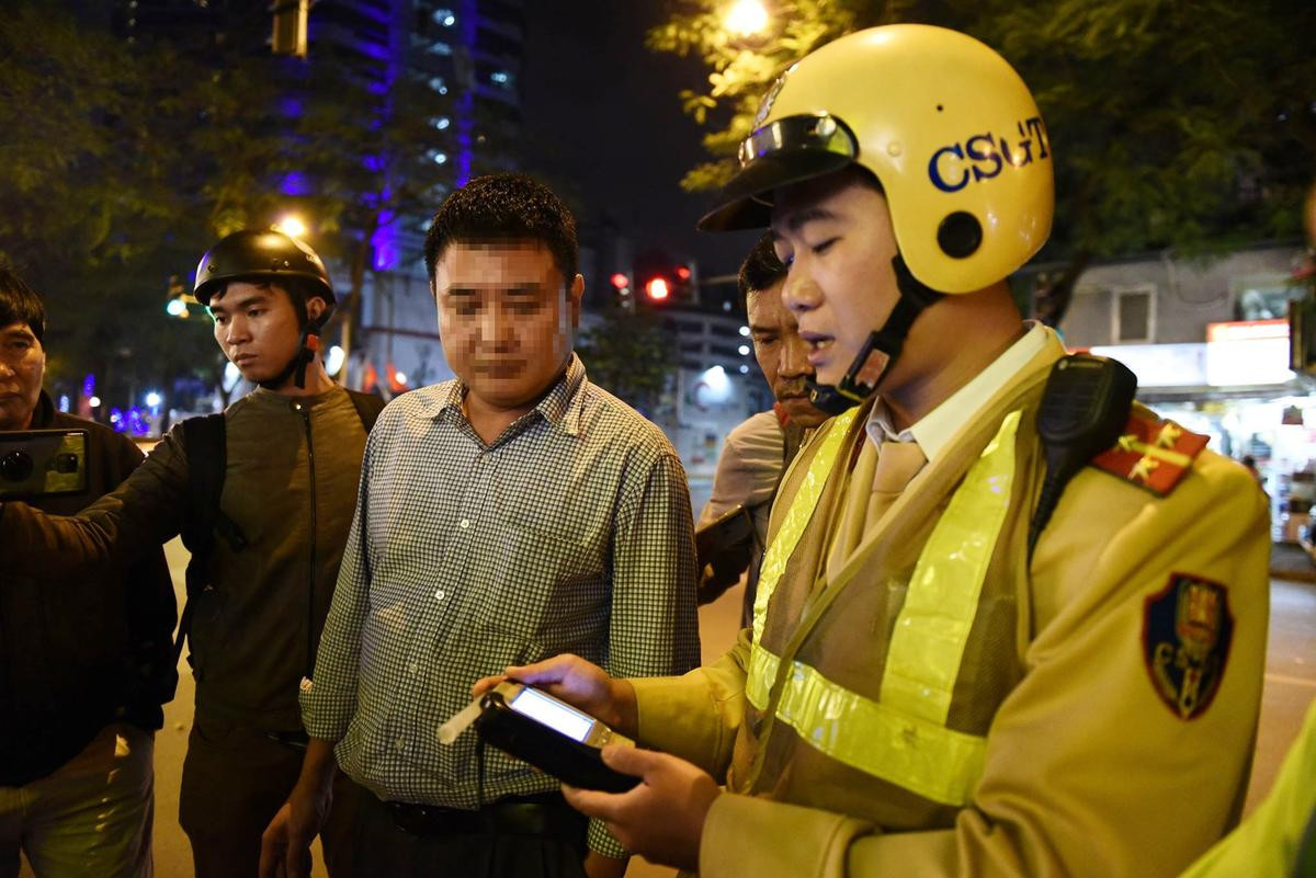 Uống hai chai bia bị CSGT kiểm tra, người đàn ông rút điện thoại ‘gọi cho người thân’ cầu cứu Ảnh 1