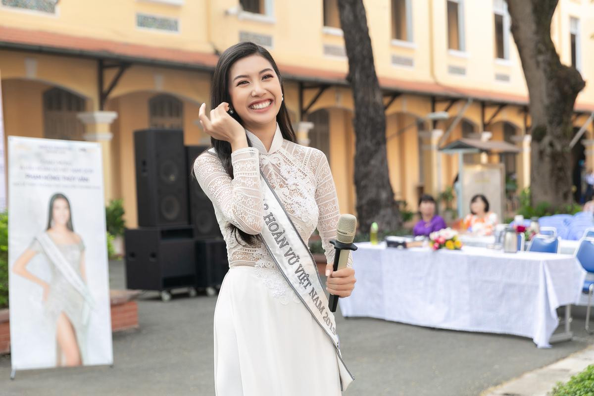 Thúy Vân diện áo dài trắng đẹp rạng rỡ: 'Tái hiện' hình ảnh thi Miss International 2015 Ảnh 4