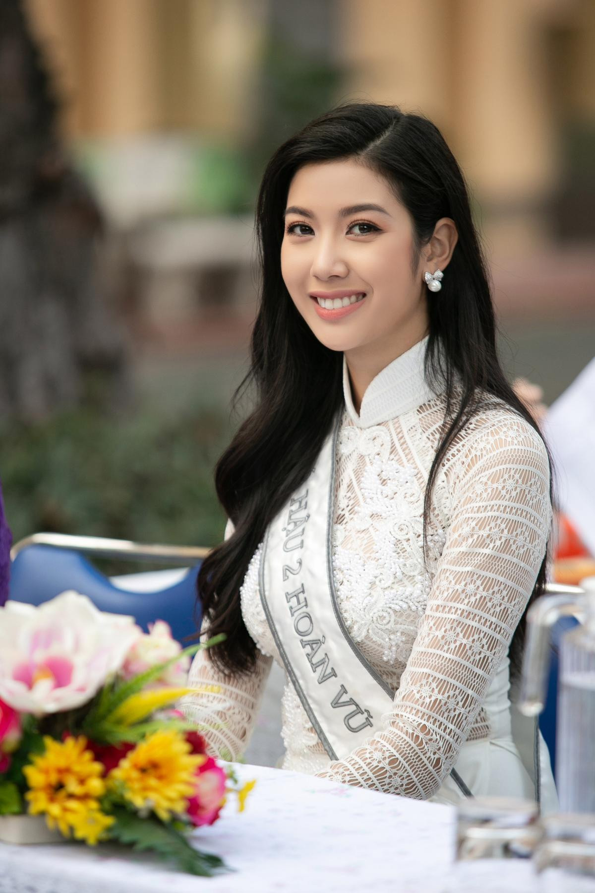 Thúy Vân diện áo dài trắng đẹp rạng rỡ: 'Tái hiện' hình ảnh thi Miss International 2015 Ảnh 1