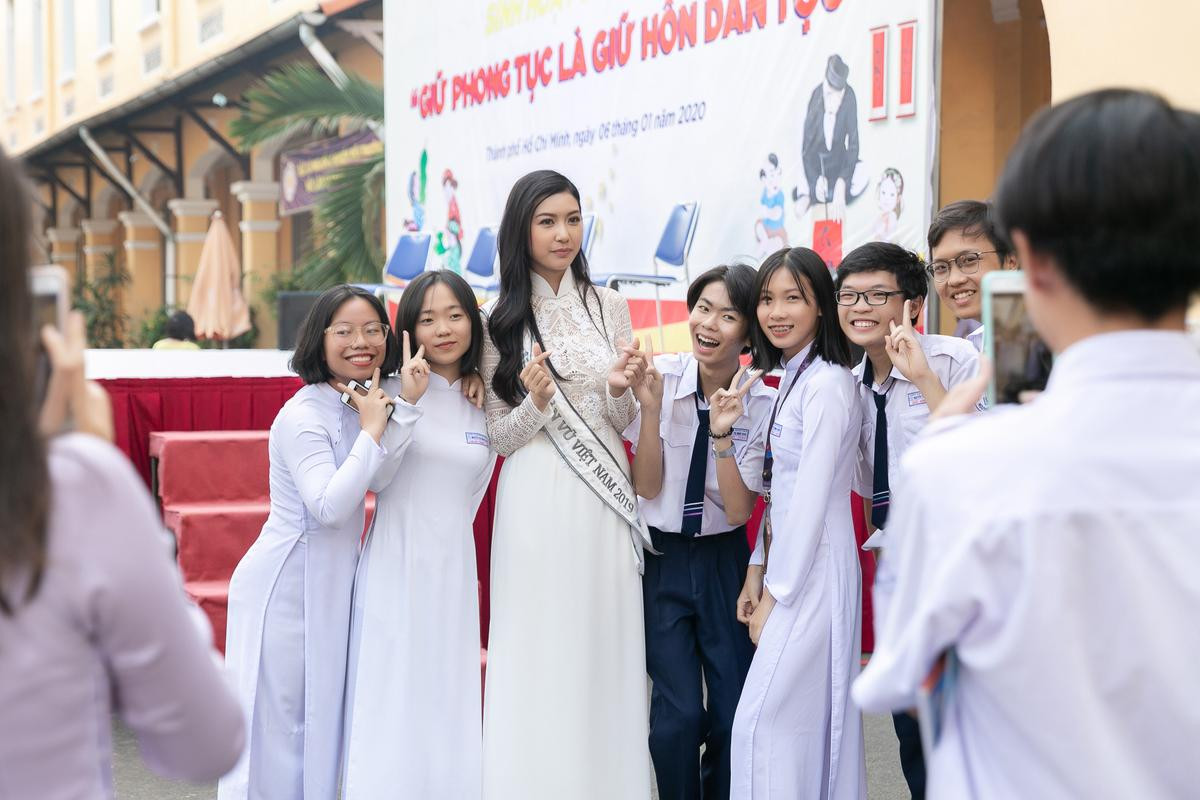 Thúy Vân diện áo dài trắng đẹp rạng rỡ: 'Tái hiện' hình ảnh thi Miss International 2015 Ảnh 3