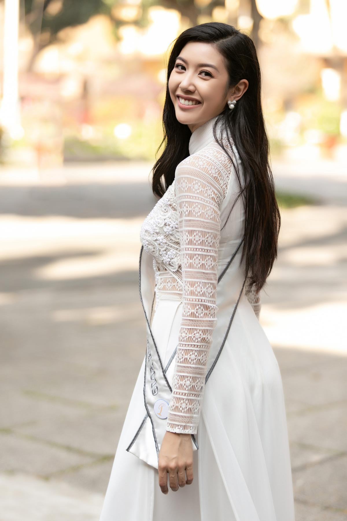 Thúy Vân diện áo dài trắng đẹp rạng rỡ: 'Tái hiện' hình ảnh thi Miss International 2015 Ảnh 9