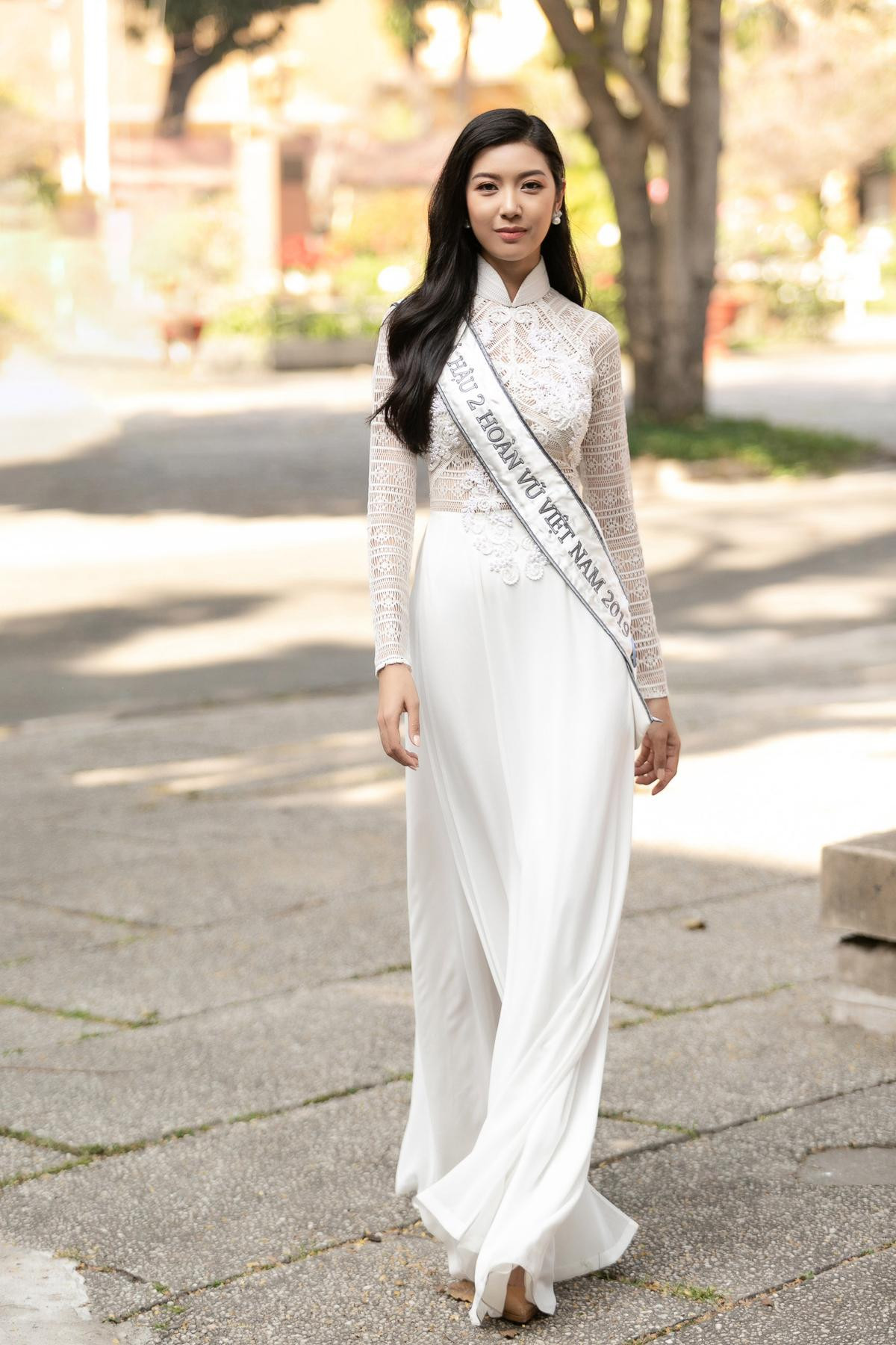 Thúy Vân diện áo dài trắng đẹp rạng rỡ: 'Tái hiện' hình ảnh thi Miss International 2015 Ảnh 8