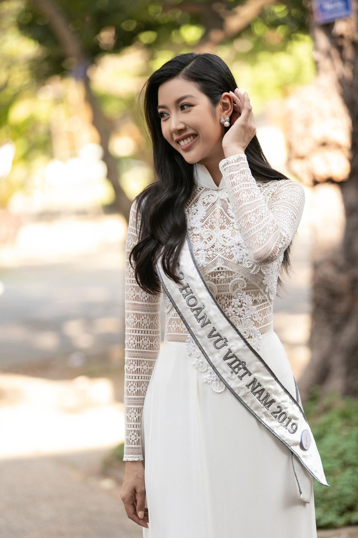 Thúy Vân diện áo dài trắng đẹp rạng rỡ: 'Tái hiện' hình ảnh thi Miss International 2015 Ảnh 7