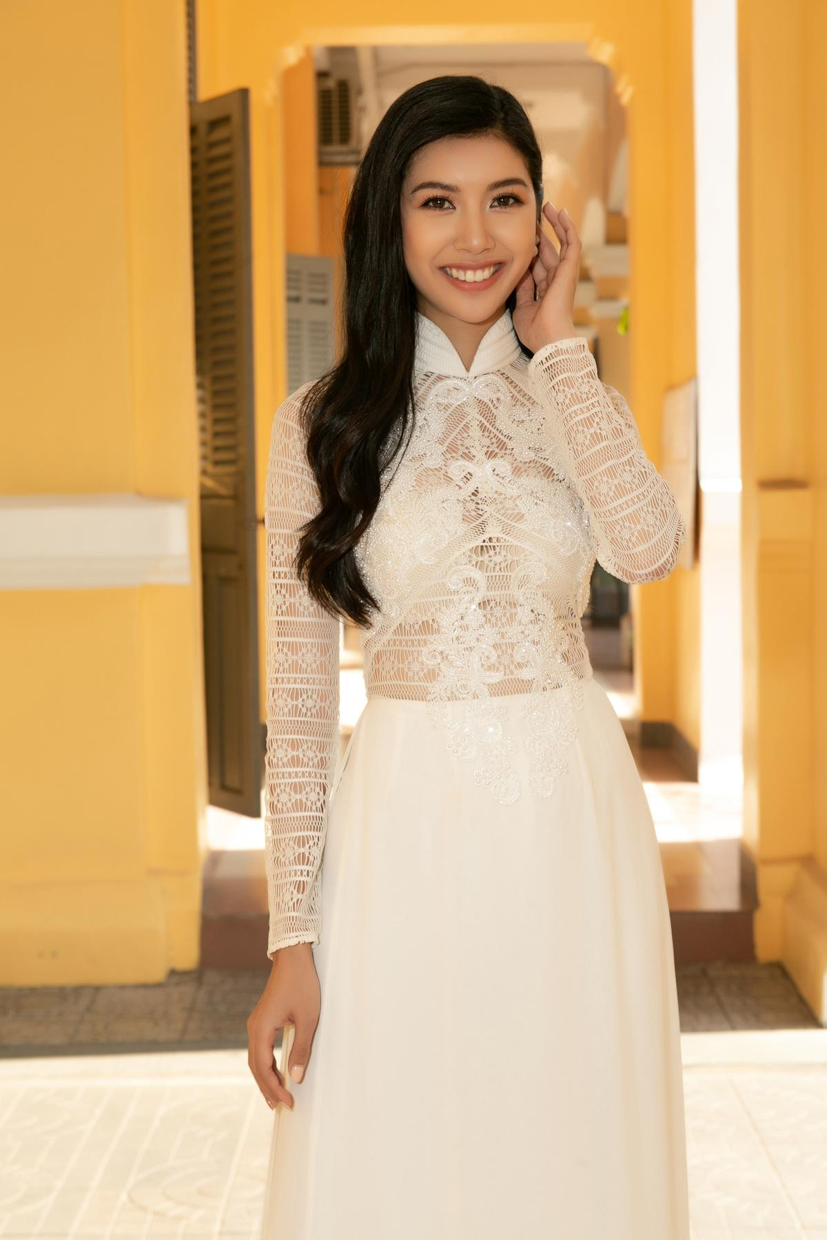 Thúy Vân diện áo dài trắng đẹp rạng rỡ: 'Tái hiện' hình ảnh thi Miss International 2015 Ảnh 10