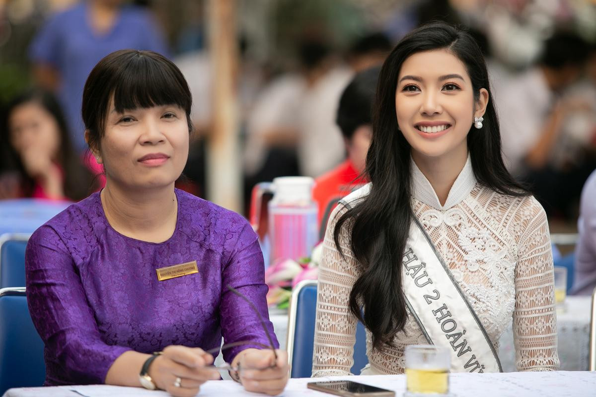 Thúy Vân diện áo dài trắng đẹp rạng rỡ: 'Tái hiện' hình ảnh thi Miss International 2015 Ảnh 2