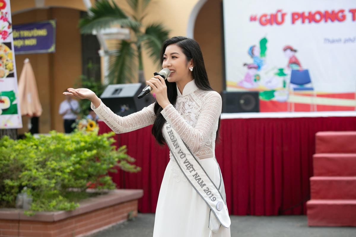 Thúy Vân diện áo dài trắng đẹp rạng rỡ: 'Tái hiện' hình ảnh thi Miss International 2015 Ảnh 5