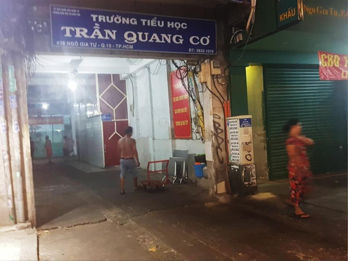 2 nhóm phụ huynh xô xát gây náo loạn trước cổng trường, phó hiệu trưởng can ngăn thì bị đánh nhập viện Ảnh 1