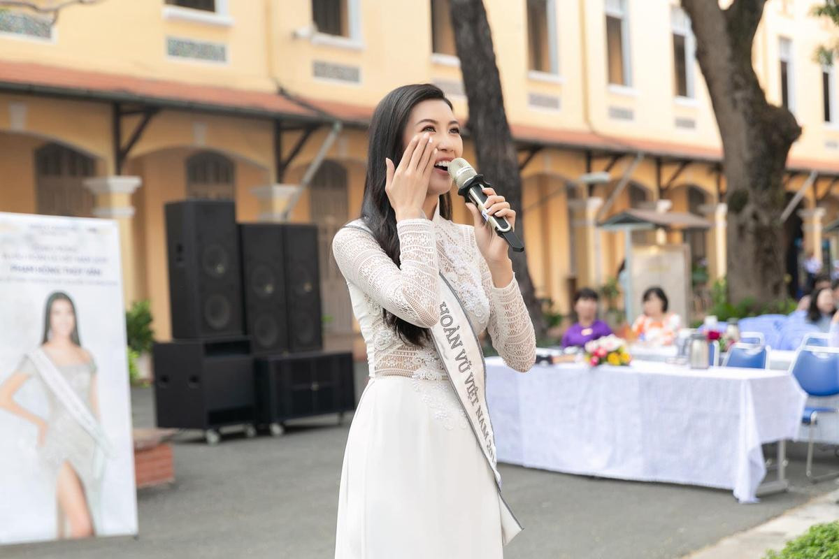 Á hậu Thúy Vân khiến fan thích thú khi hát live ca khúc từng trình diễn tại Miss Vietnam International 2015 Ảnh 2