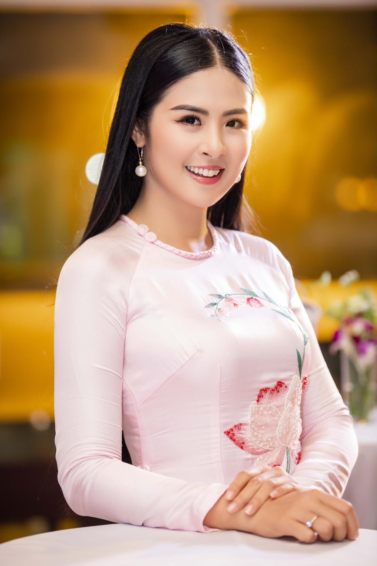 Đỗ Mỹ Linh diện áo dài xinh như mộng, được đàn chị Ngọc Hân ân cần chỉnh trang phục Ảnh 3