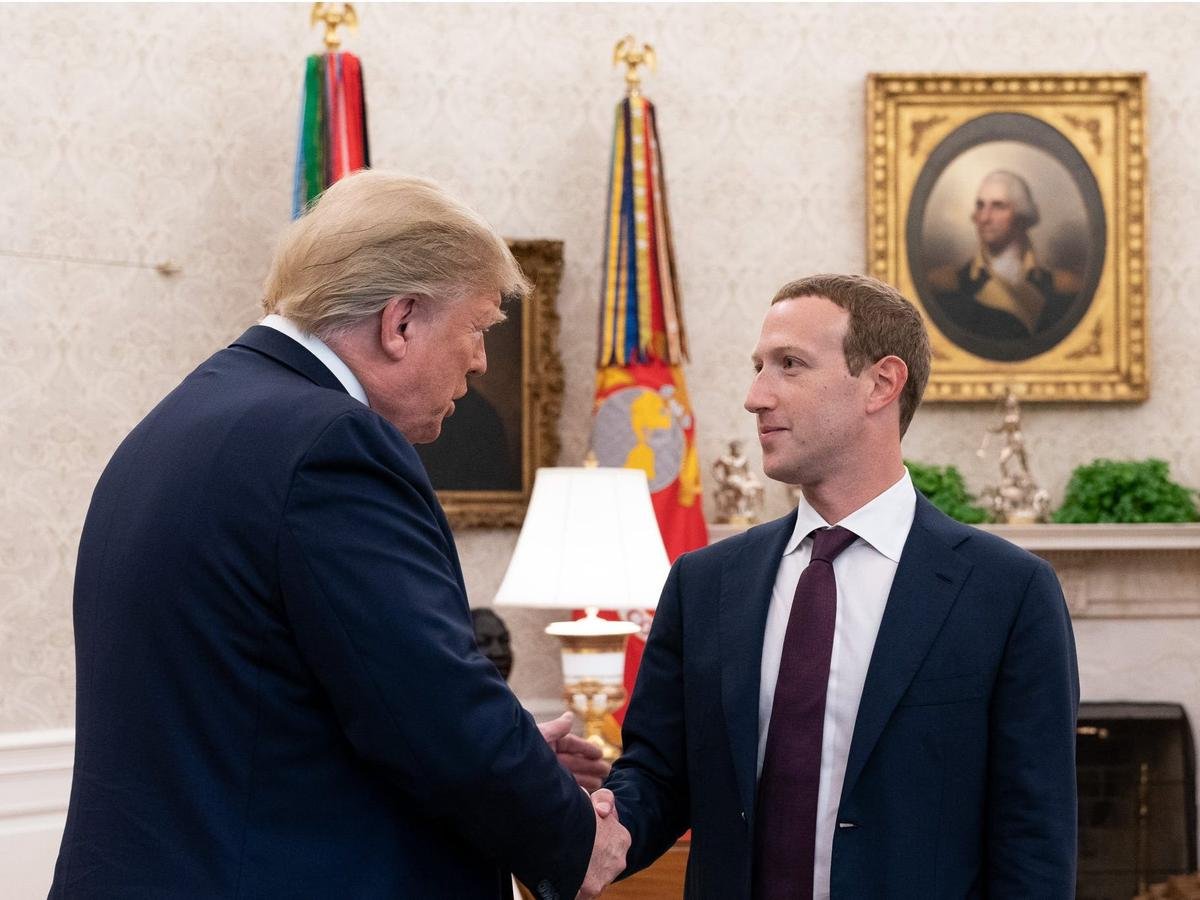 Tổng thống Donald Trump tiết lộ Mark Zuckerberg khen ông là 'người dùng hàng đầu của Facebook' Ảnh 1