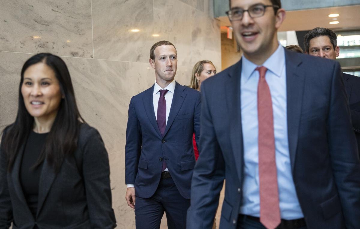 Tổng thống Donald Trump tiết lộ Mark Zuckerberg khen ông là 'người dùng hàng đầu của Facebook' Ảnh 2