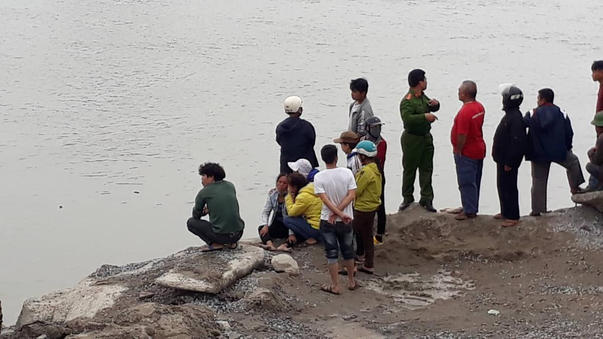 Vụ lật thuyền chài lưới trong đêm 2 vợ chồng tử vong: Vẫn chưa tìm thấy thi thể người vợ Ảnh 2