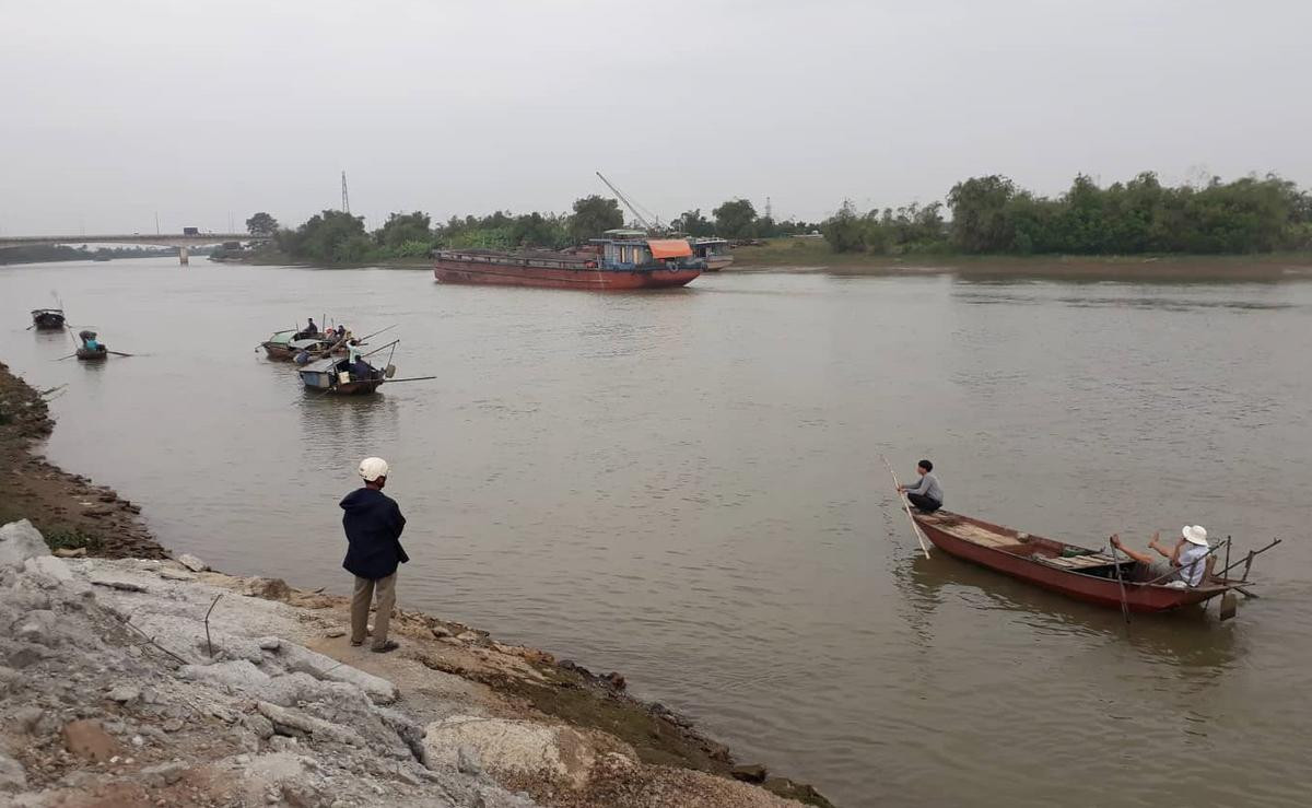 Vụ lật thuyền chài lưới trong đêm 2 vợ chồng tử vong: Vẫn chưa tìm thấy thi thể người vợ Ảnh 1