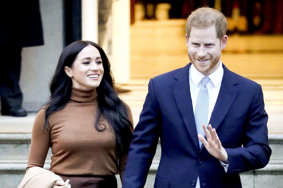 Meghan Markle và hoàng tử Harry từ bỏ hoàng gia mà không bàn với nữ hoàng Elizabeth Ảnh 1