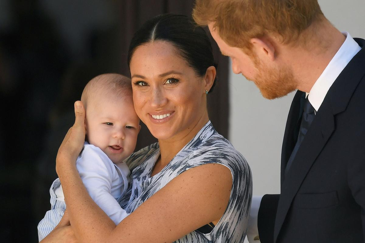 Meghan Markle và hoàng tử Harry từ bỏ hoàng gia mà không bàn với nữ hoàng Elizabeth Ảnh 2