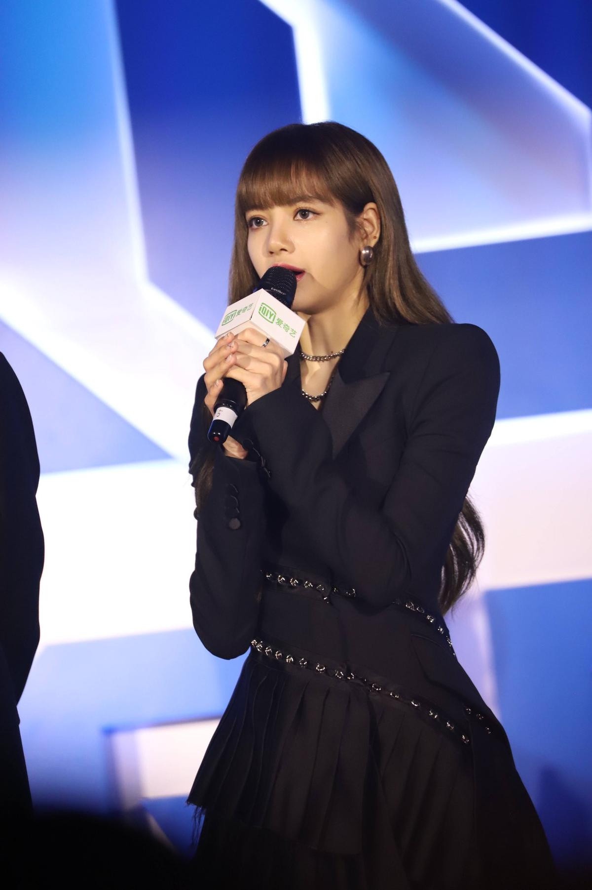 Vừa xuất hiện tại họp báo ‘Idol Producer 2’, Lisa (BlackPink) vươn lên dẫn đầu top trending toàn cầu Ảnh 10