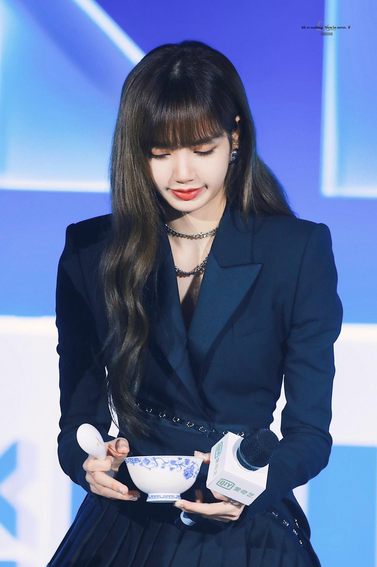 Vừa xuất hiện tại họp báo ‘Idol Producer 2’, Lisa (BlackPink) vươn lên dẫn đầu top trending toàn cầu Ảnh 8