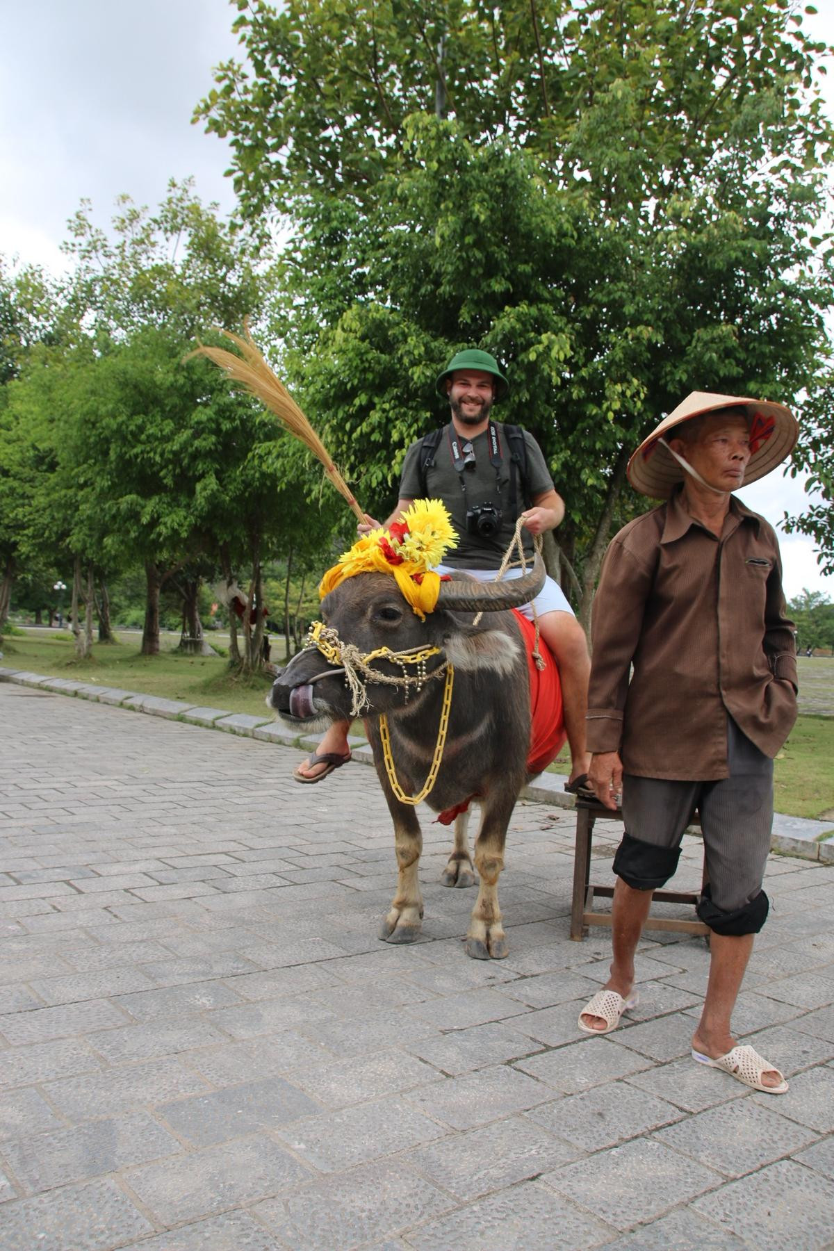 Cuộc hội ngộ đầy bất ngờ giữa nam du khách nước ngoài và người đàn ông chăn trâu ở Ninh Bình sau 15 năm gây sốt MXH Ảnh 2