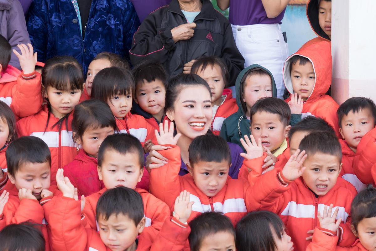 Hậu đăng quang, Khánh Vân - Kim Duyên thăng hạng nhan sắc, Thúy Vân 'đắt show' dịp cuối năm Ảnh 13