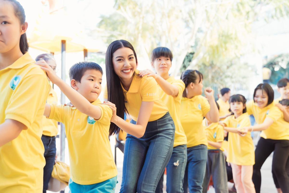 Hậu đăng quang, Khánh Vân - Kim Duyên thăng hạng nhan sắc, Thúy Vân 'đắt show' dịp cuối năm Ảnh 9