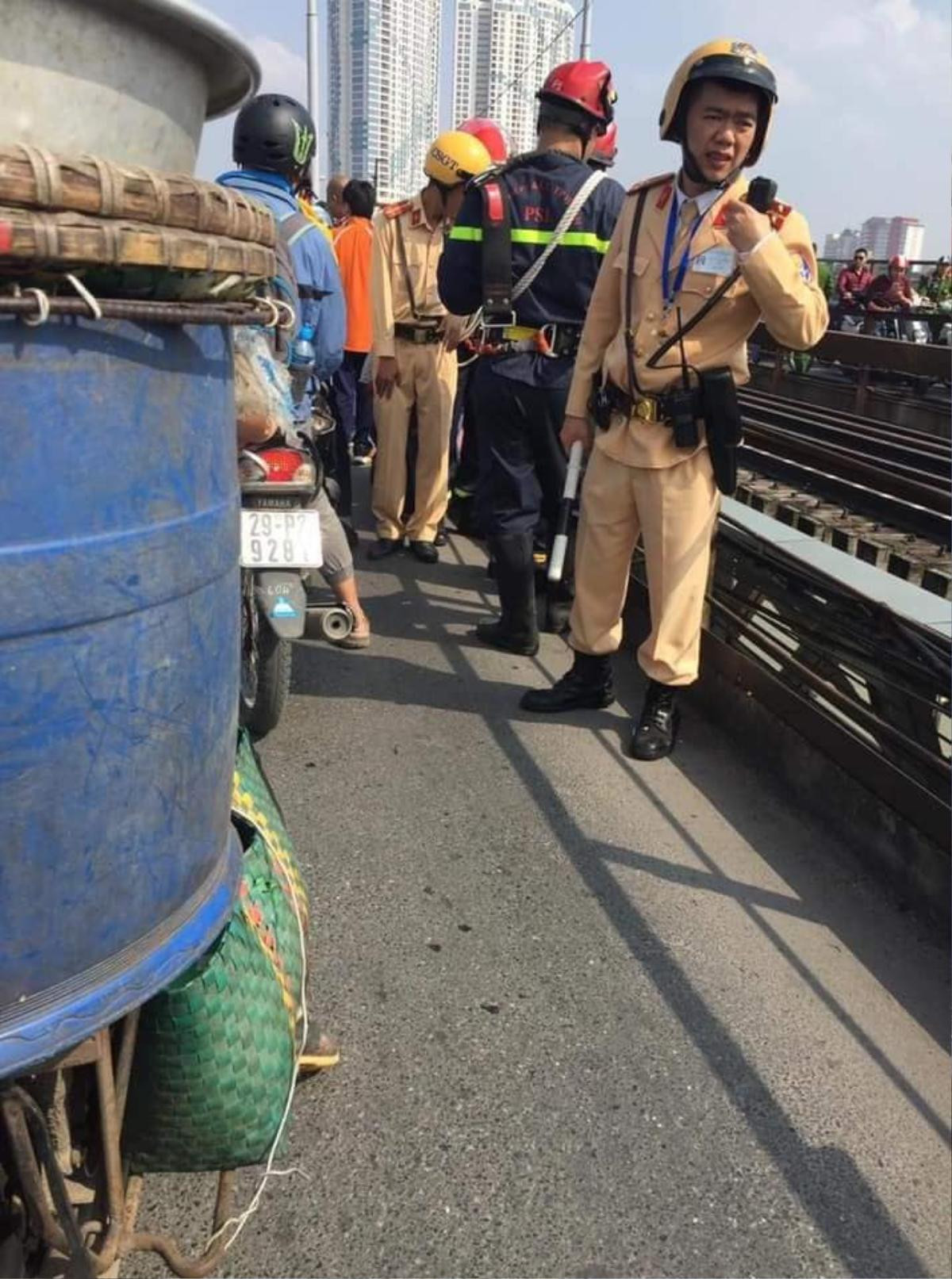 Cuộc sống gia đình bế tắc, người đàn ông ôm con nhỏ 7 tháng tuổi định nhảy cầu Long Biên tự tử Ảnh 4