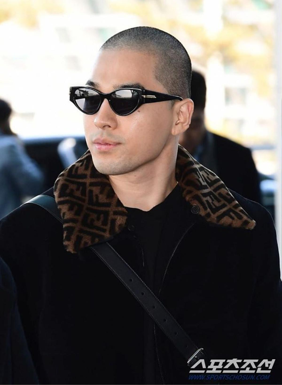 Taeyang (BIGBANG) tái xuất với mái tóc 'đồi trọc' sành điệu lấy lại phong độ đẹp trai vốn có ngày nào Ảnh 10