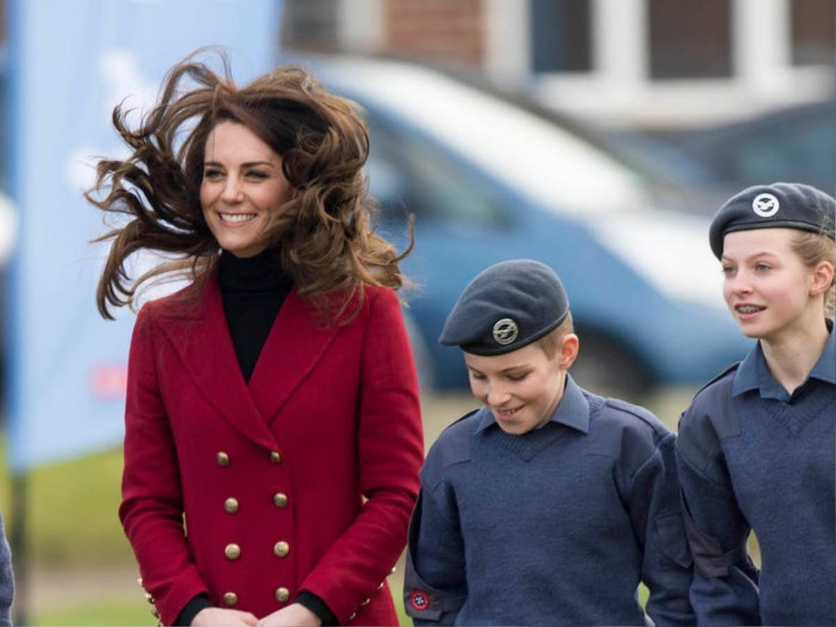 13 khoảnh khắc hài hước chứng minh Kate Middleton cũng giống mọi người vợ - người mẹ khác Ảnh 4