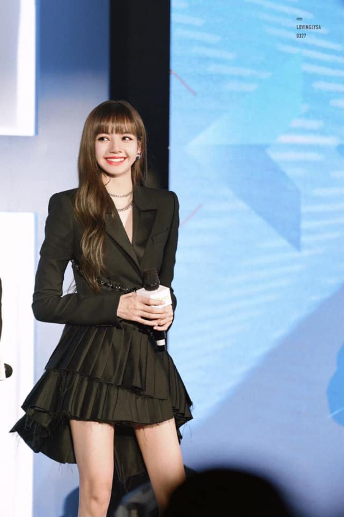 Lisa Black Pink lên top trending trên Weibo vì tỉ lệ cơ thể hoàn hảo nhờ chân dài + váy đen Ảnh 4