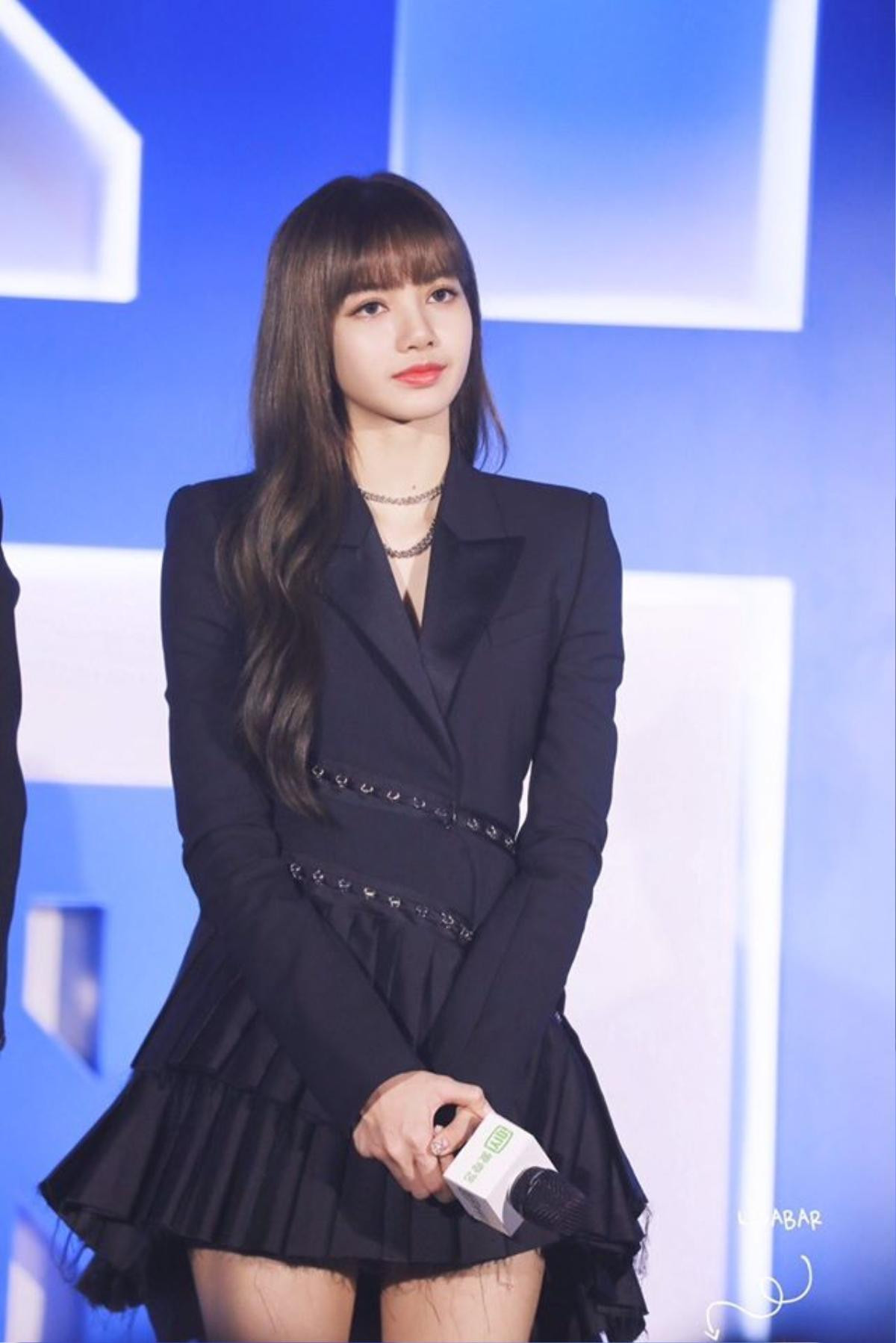 Lisa Black Pink lên top trending trên Weibo vì tỉ lệ cơ thể hoàn hảo nhờ chân dài + váy đen Ảnh 3