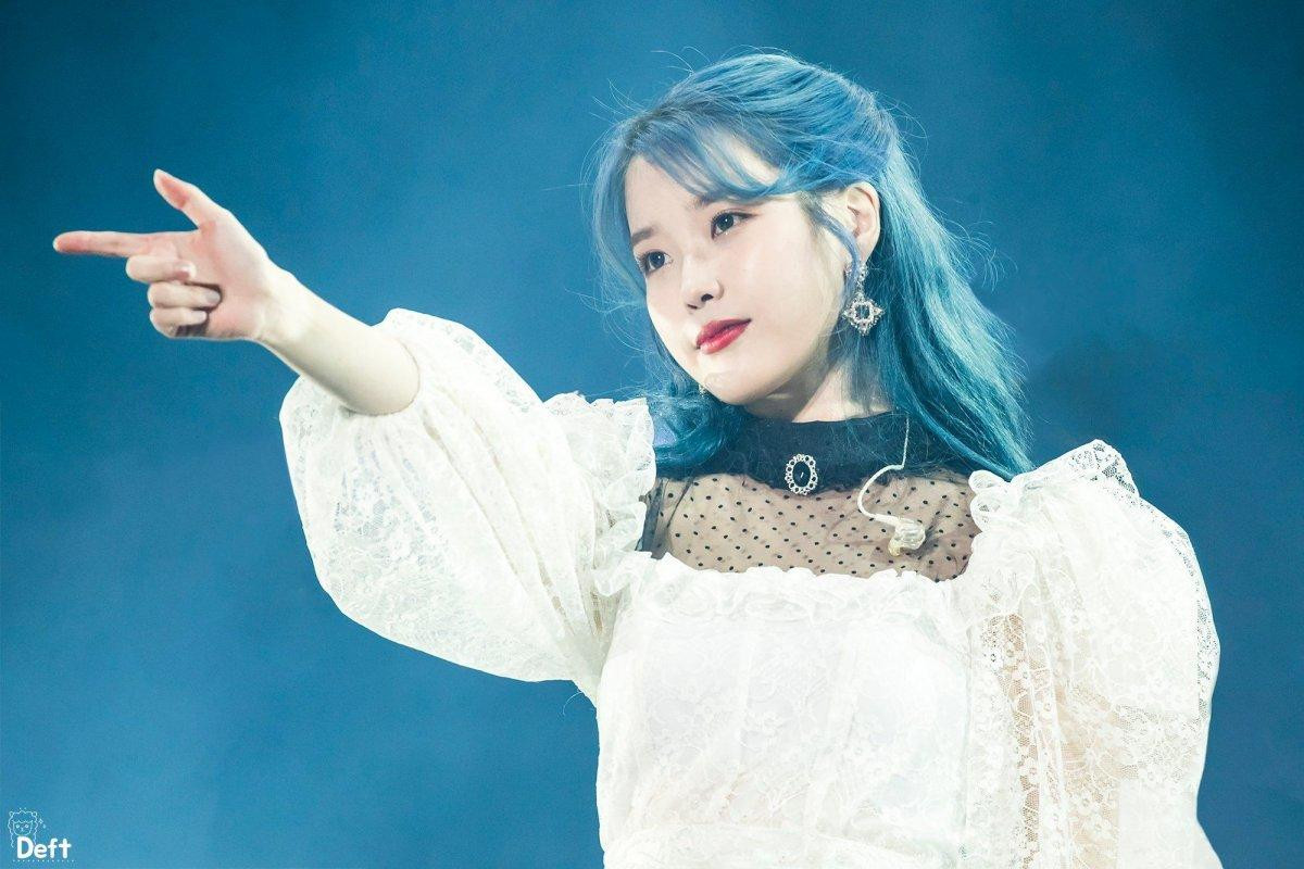 Netizen thích thú trước khoảnh khắc IU mang quà Umji (GFRIEND) tặng 'đi khắp thế gian' Ảnh 1