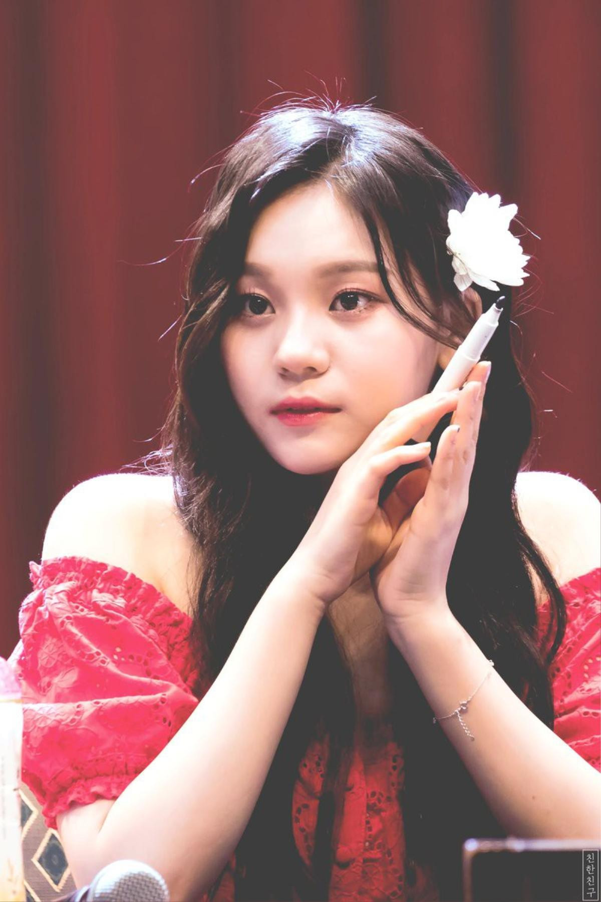 Netizen thích thú trước khoảnh khắc IU mang quà Umji (GFRIEND) tặng 'đi khắp thế gian' Ảnh 3