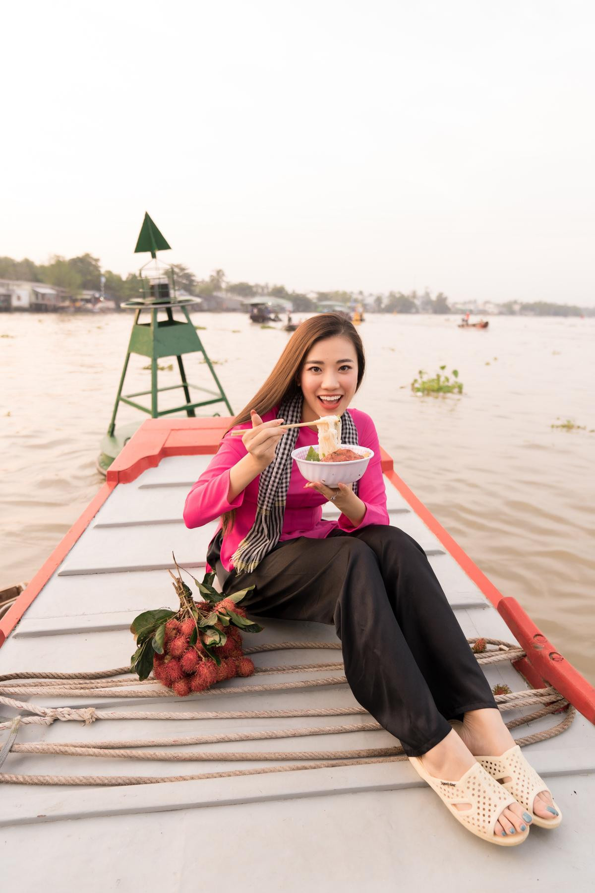 Á hậu Kim Duyên cười tít mắt trao quà từ thiện, rạng rỡ giới thiệu nét đẹp quê hương Cần Thơ Ảnh 2