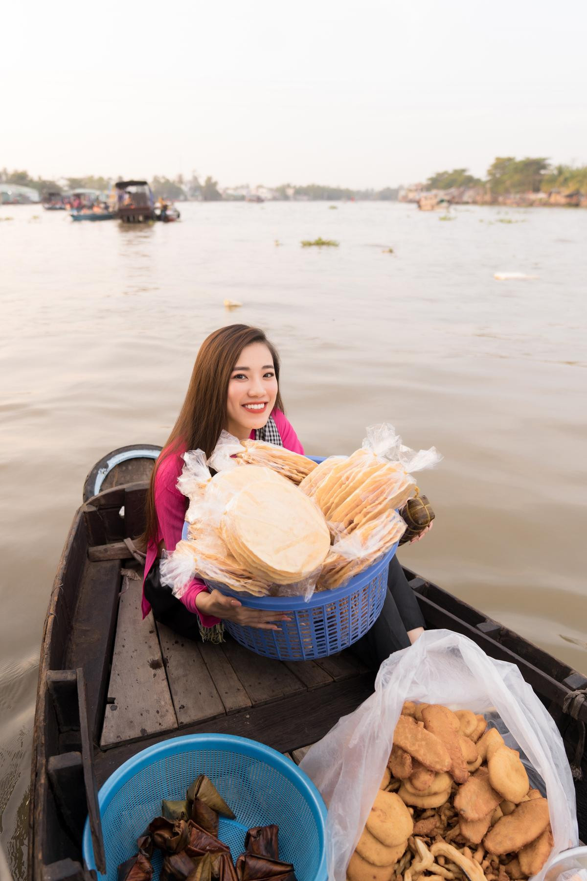 Á hậu Kim Duyên cười tít mắt trao quà từ thiện, rạng rỡ giới thiệu nét đẹp quê hương Cần Thơ Ảnh 1