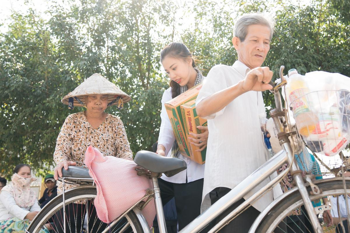 Á hậu Kim Duyên cười tít mắt trao quà từ thiện, rạng rỡ giới thiệu nét đẹp quê hương Cần Thơ Ảnh 7