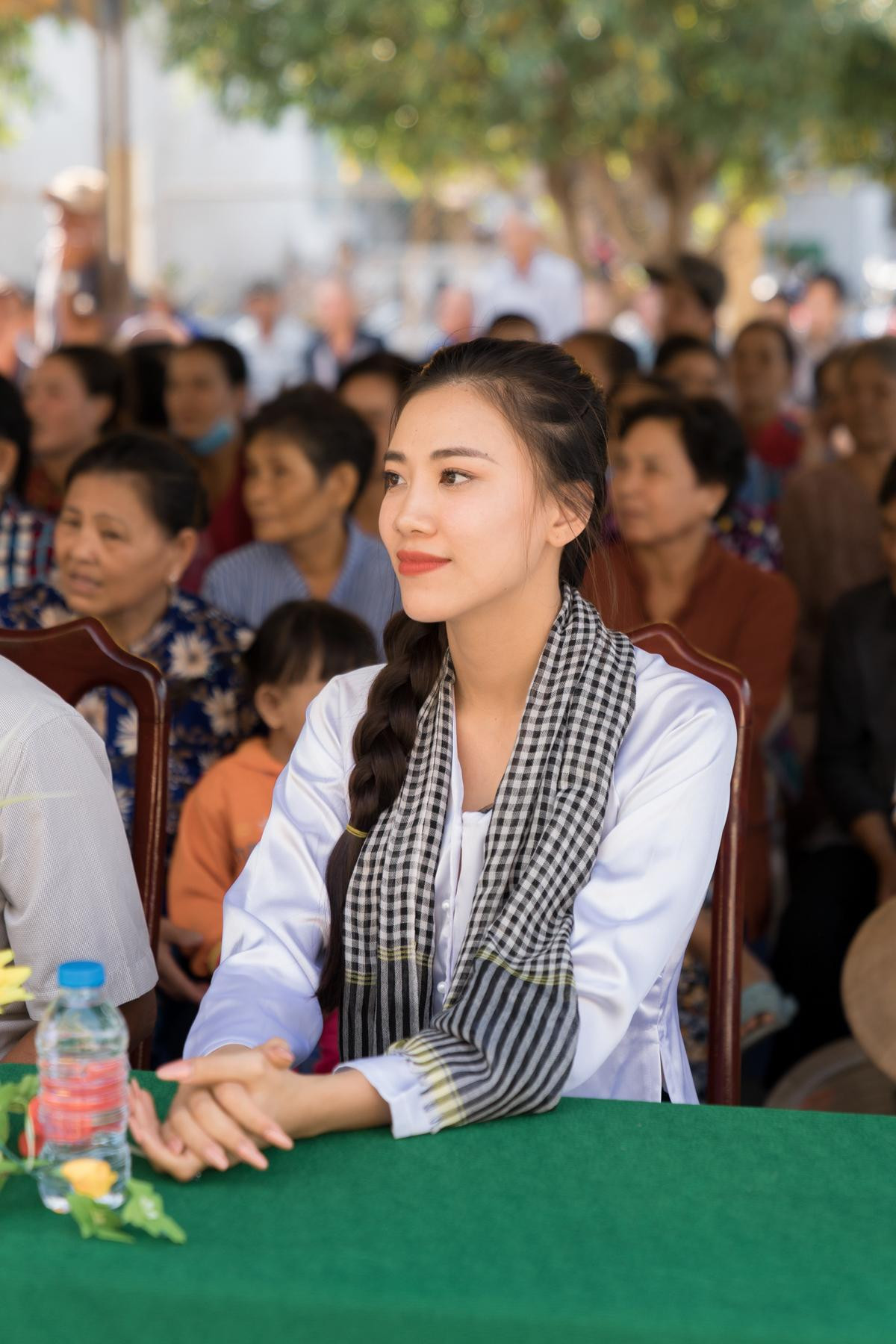 Á hậu Kim Duyên cười tít mắt trao quà từ thiện, rạng rỡ giới thiệu nét đẹp quê hương Cần Thơ Ảnh 5