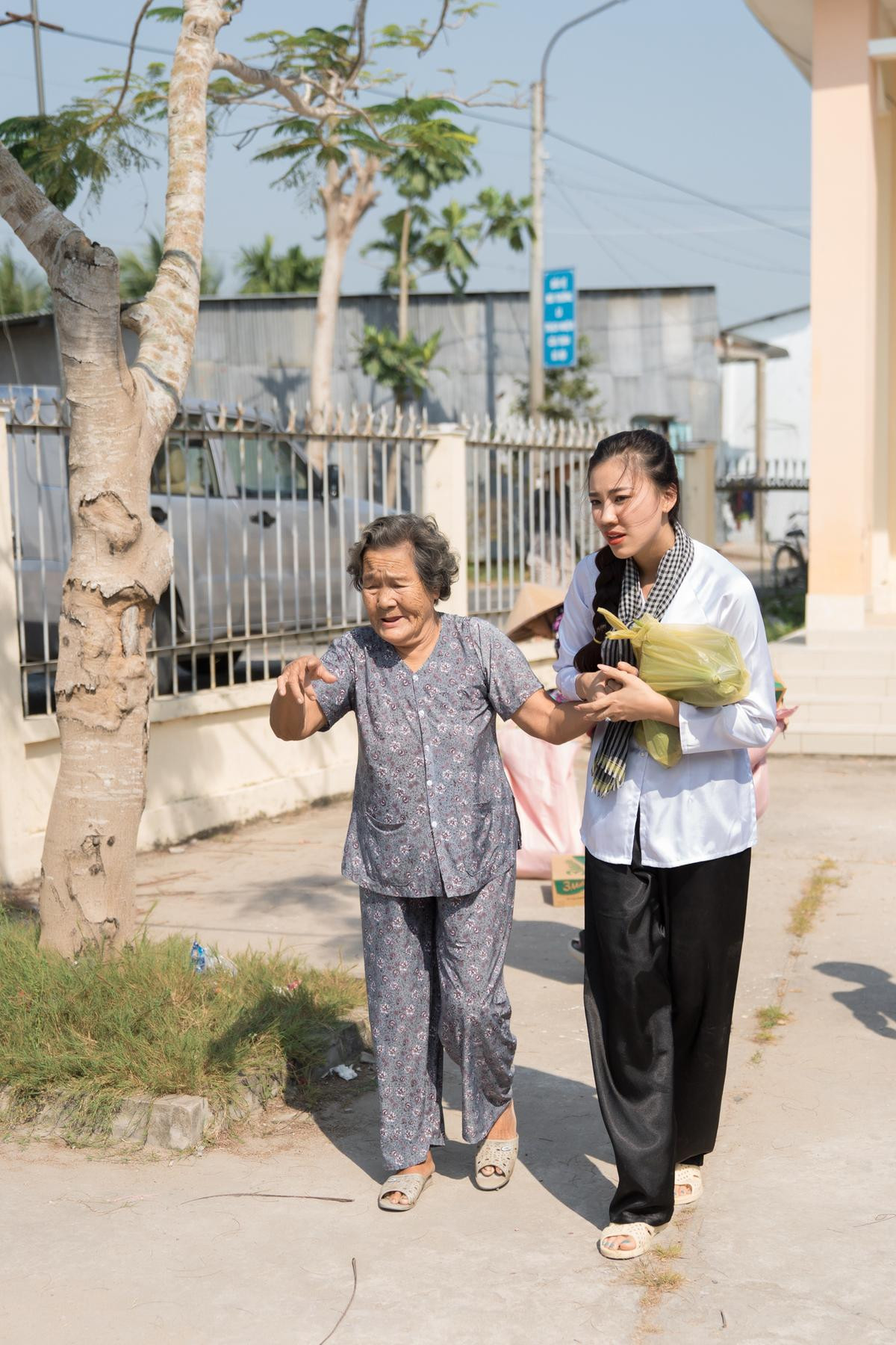 Á hậu Kim Duyên cười tít mắt trao quà từ thiện, rạng rỡ giới thiệu nét đẹp quê hương Cần Thơ Ảnh 6