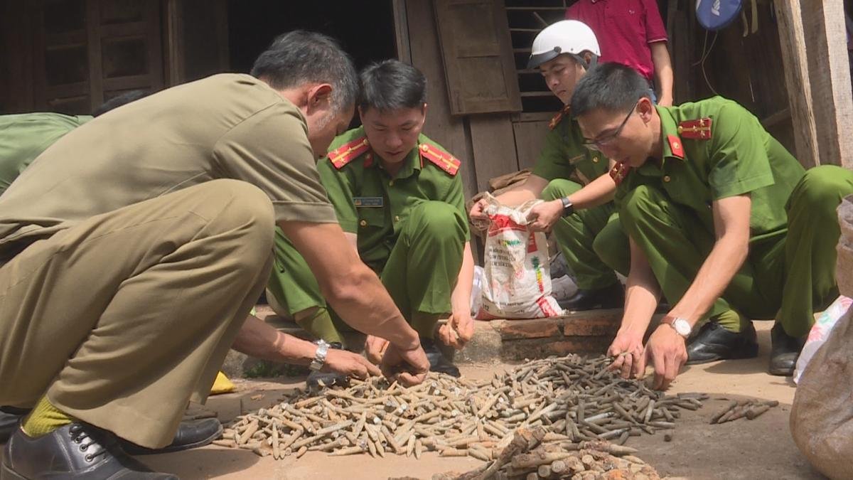 Tạm giữ người đàn ông chuyên cưa bom mìn để lấy thuốc nổ đem bán Ảnh 2