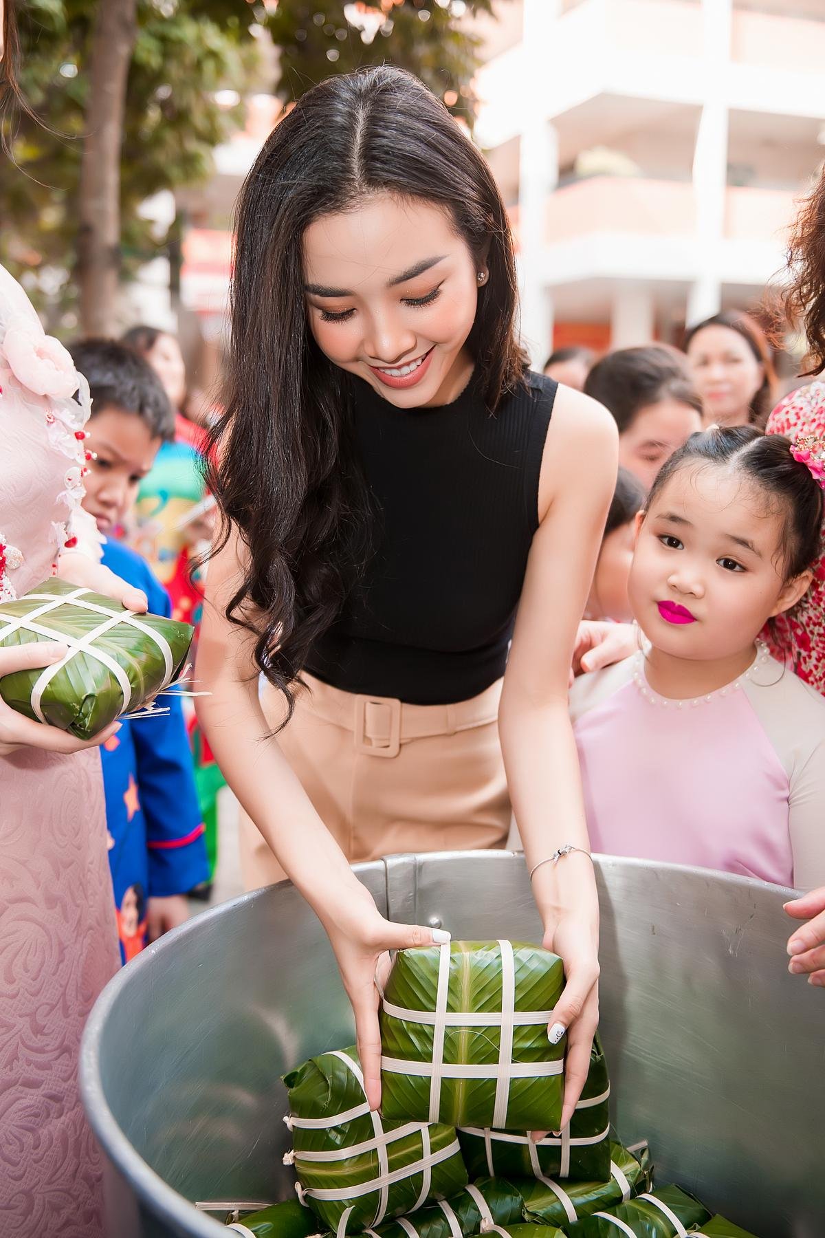 Tiểu Vy - Thúy An diện áo dài đẹp dịu dàng, gói bánh chưng tặng quà Tết cho trẻ em nghèo vùng cao Ảnh 3