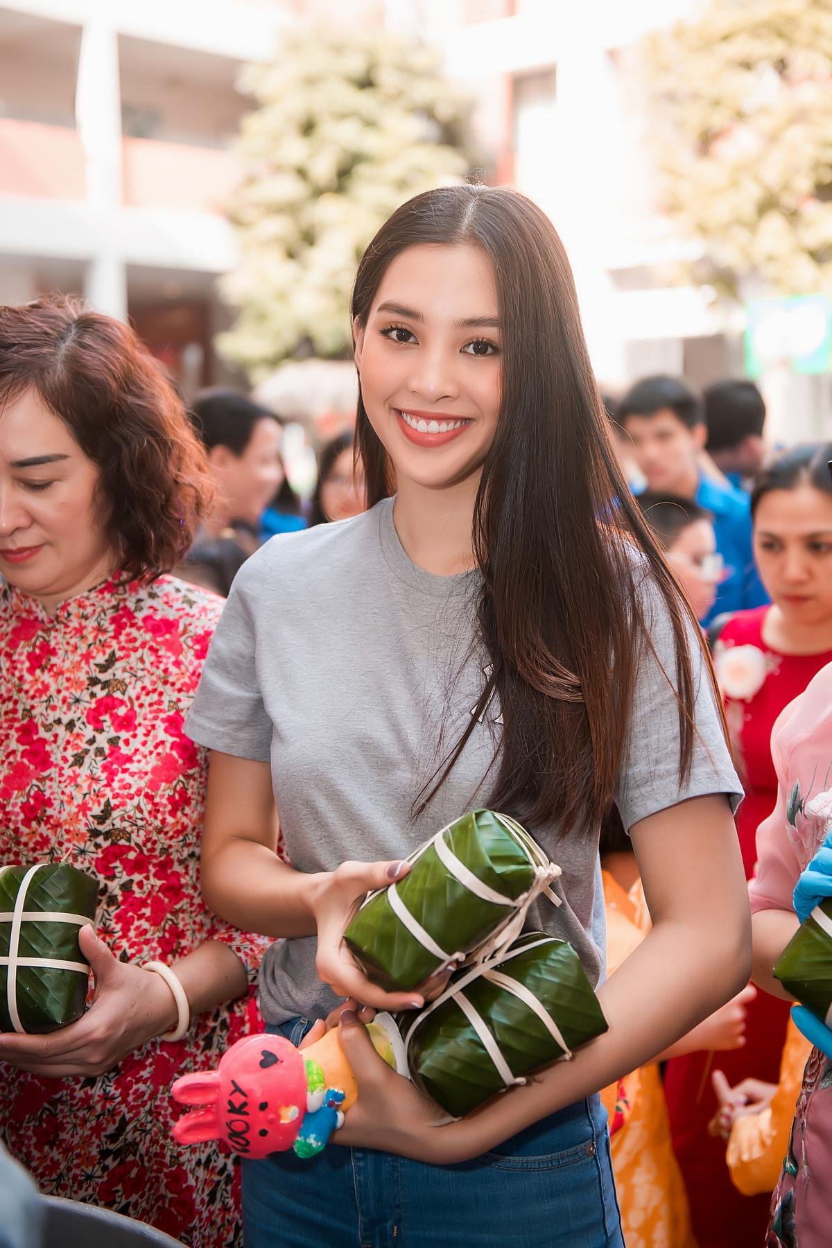 Tiểu Vy - Thúy An diện áo dài đẹp dịu dàng, gói bánh chưng tặng quà Tết cho trẻ em nghèo vùng cao Ảnh 7