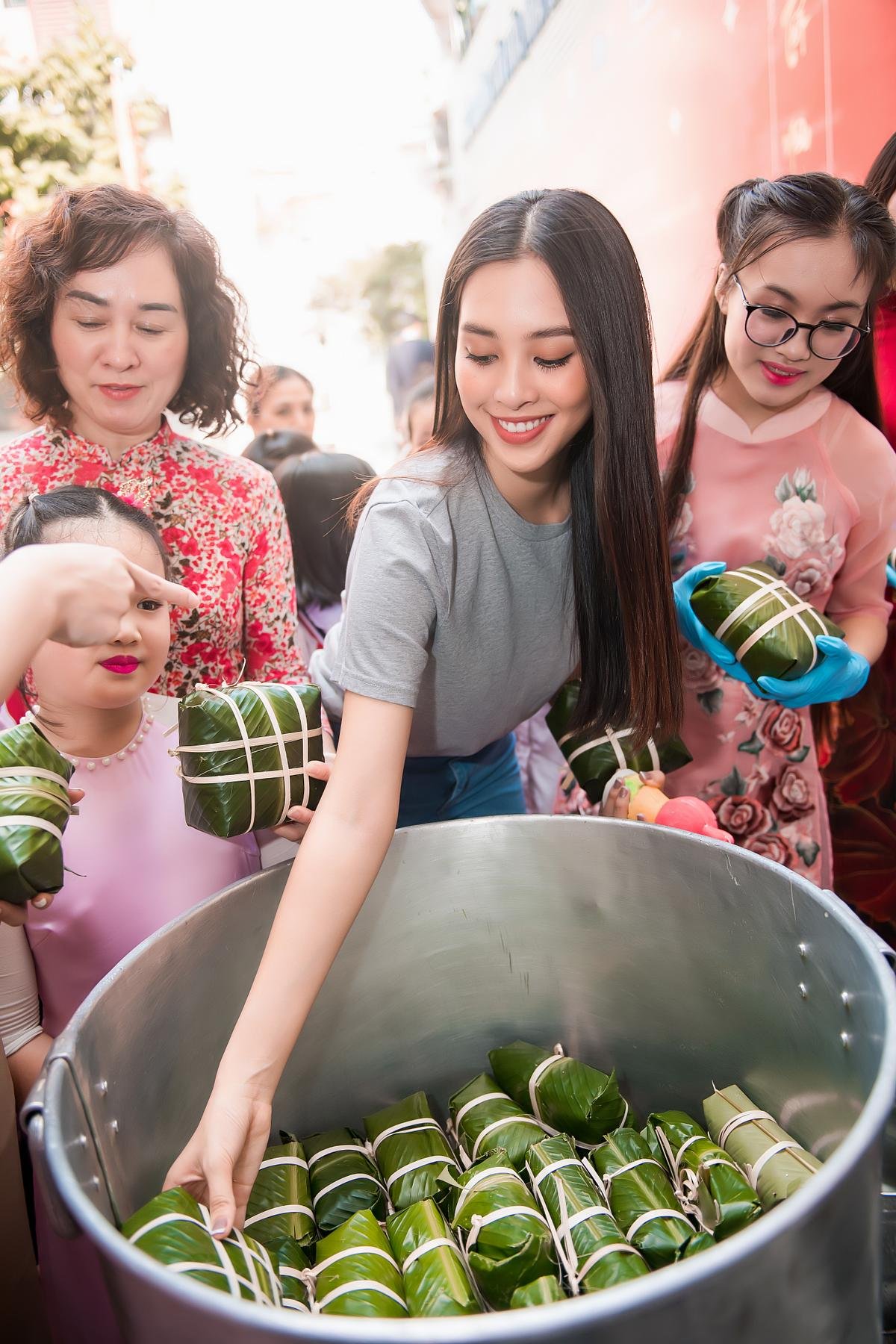 Tiểu Vy - Thúy An diện áo dài đẹp dịu dàng, gói bánh chưng tặng quà Tết cho trẻ em nghèo vùng cao Ảnh 8