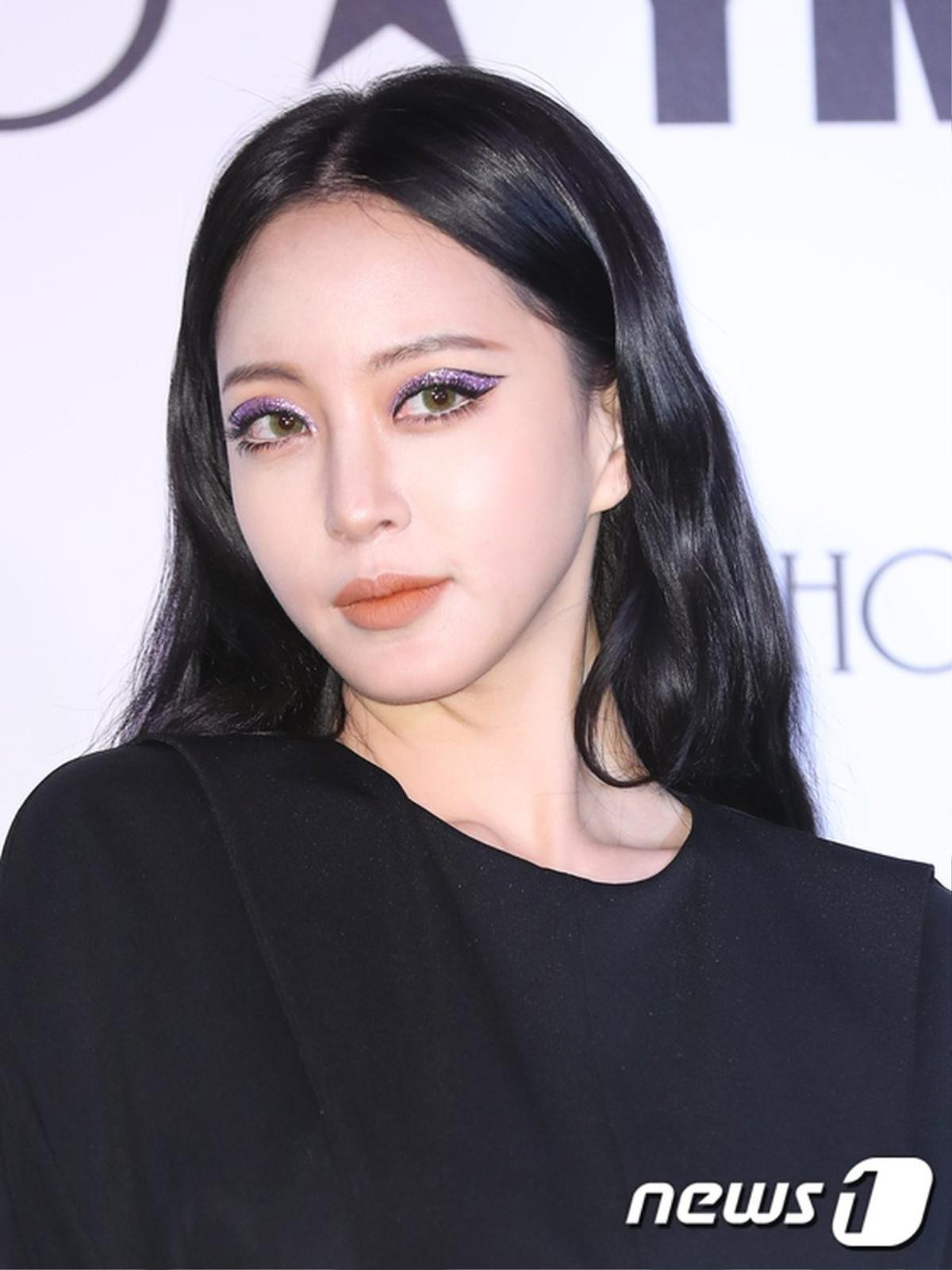 Han Ye Seul tiếp tục khiến dân tình đổ rầm với cách makeup lạ mắt và thần thái không thể chê bai Ảnh 2